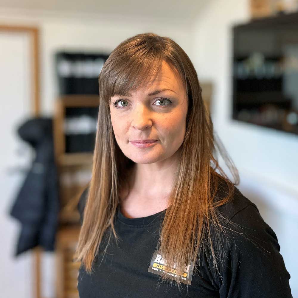 Emma Karlsson, Ekonomi på Rackstad Bil & Delar